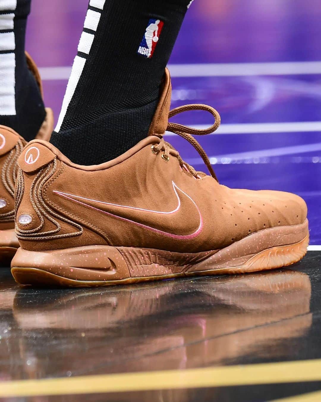 Sneaker Newsさんのインスタグラム写真 - (Sneaker NewsInstagram)「Last night, @kingjames made NBA history (again) 👑⁠ ⁠ LeBron James became the first player in the league to surpass 39,000 career points. The occasion was marked by a dominant victory against the Utah Jazz in the NBA's first in-season tournament, as well as a special Nike LeBron 21 pair by @unknwn. Currently, the shoe is for 'Friends & Family' only.⁠ ⁠ Tap the LINK IN BIO for more details.⁠」11月23日 5時28分 - sneakernews