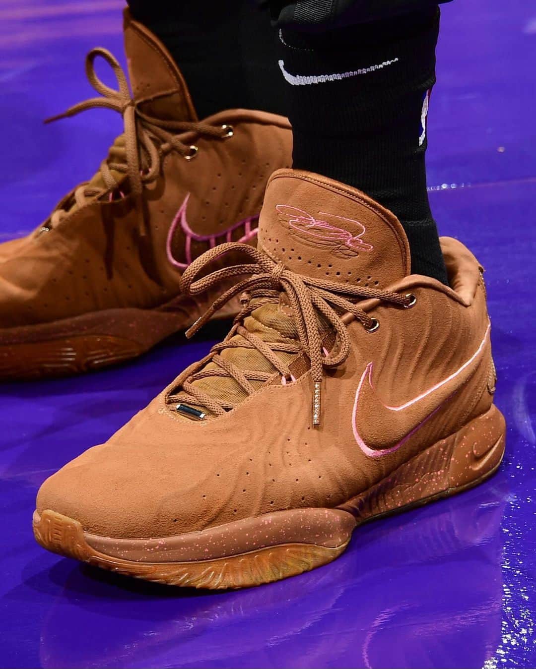 Sneaker Newsさんのインスタグラム写真 - (Sneaker NewsInstagram)「Last night, @kingjames made NBA history (again) 👑⁠ ⁠ LeBron James became the first player in the league to surpass 39,000 career points. The occasion was marked by a dominant victory against the Utah Jazz in the NBA's first in-season tournament, as well as a special Nike LeBron 21 pair by @unknwn. Currently, the shoe is for 'Friends & Family' only.⁠ ⁠ Tap the LINK IN BIO for more details.⁠」11月23日 5時28分 - sneakernews