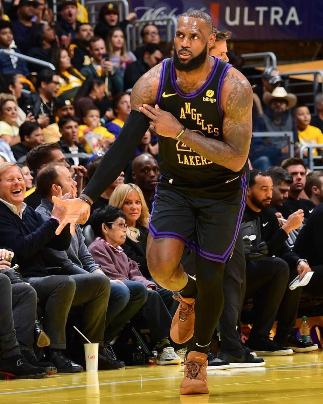 Sneaker Newsさんのインスタグラム写真 - (Sneaker NewsInstagram)「Last night, @kingjames made NBA history (again) 👑⁠ ⁠ LeBron James became the first player in the league to surpass 39,000 career points. The occasion was marked by a dominant victory against the Utah Jazz in the NBA's first in-season tournament, as well as a special Nike LeBron 21 pair by @unknwn. Currently, the shoe is for 'Friends & Family' only.⁠ ⁠ Tap the LINK IN BIO for more details.⁠」11月23日 5時28分 - sneakernews