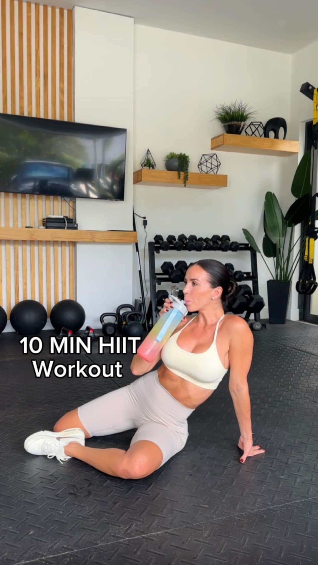 Ainsley Rodriguezのインスタグラム：「10 MIN FULL BODY! Save & Complete this workout before Thanksgiving tomorrow! . Set your timer for 10 minutes and get through as many rounds as possible! I find that I tend to push myself more when I know it’s short and efficient 🤷🏻‍♀️  . I call this a ‘no excuses’ workout. It requires ZERO equipment and only 10 minutes of your time and your heart will be PUMPING! Get in a quick sweat in the morning or after putting the turkey in the oven and enjoy the feast! 😋 . #fullbodyworkout #hiitworkout #amrap」