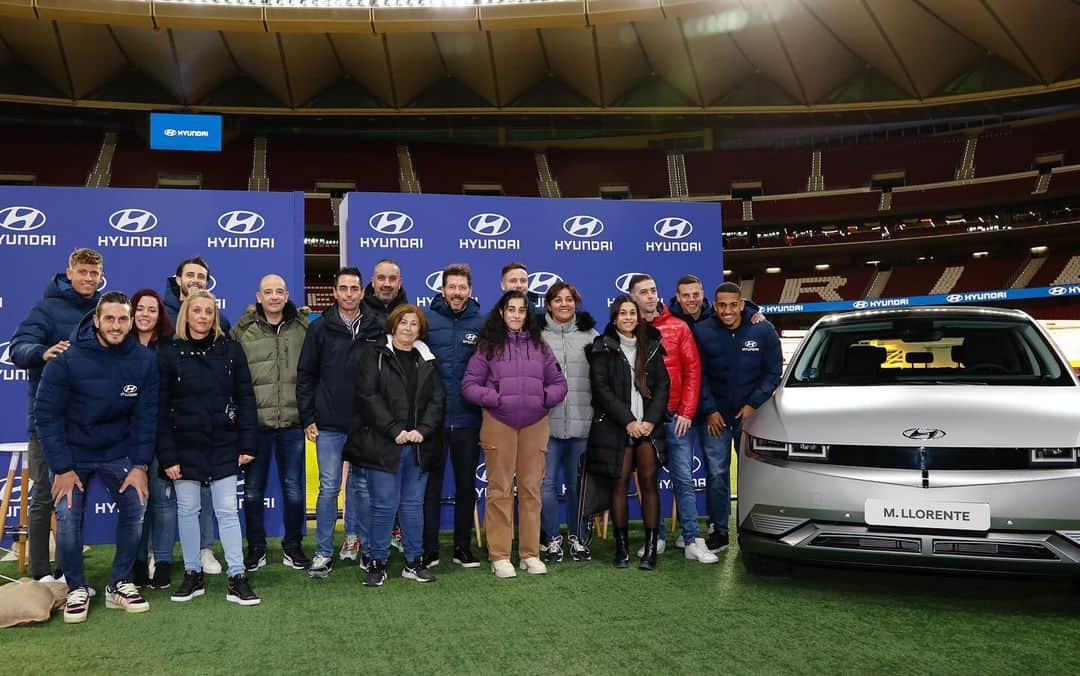 アトレティコ・マドリードのインスタグラム：「🚘 Nuestros jugadores sorprendieron a diez aficionados cediéndoles por una noche sus nuevos IONIQ 5 para dar energía al Eco Camping nocturno de @hyundaiesp en el @civitasmetropolitano.  🎥🔜 ¡Descubre este jueves cómo es la inolvidable experiencia de pernoctar en el estadio!  🚙 @hyundaiesp 🤝 Atleti ❤️🤍」