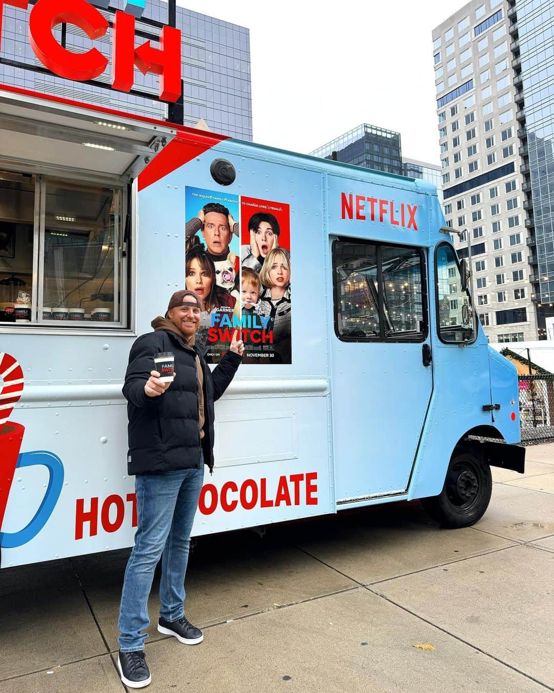 ジャスティン・ターナーのインスタグラム：「Come down to #Snowport and grab some #HotChocolate from the #FamilySwitch 🔄 truck!  @Netflix @Netflixfamily   @nessmia  @katiewebby  @dpaezita  @nahmastein」