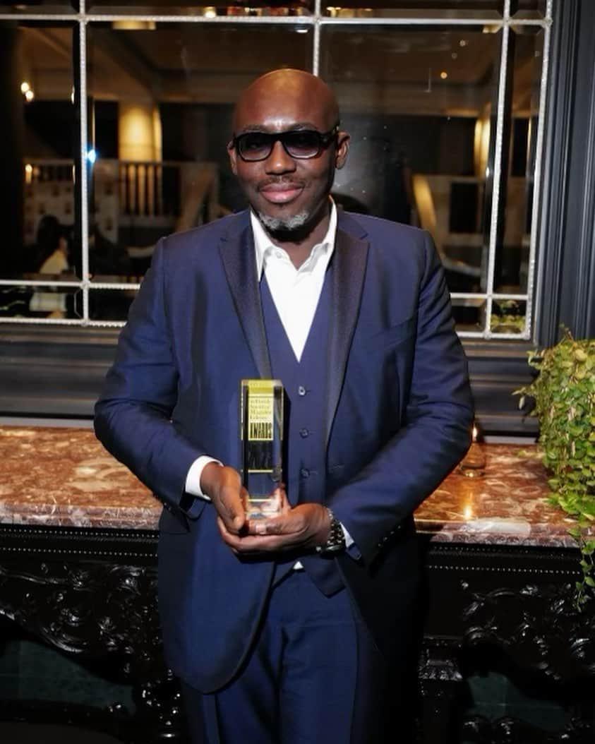 ナオミ・キャンベルさんのインスタグラム写真 - (ナオミ・キャンベルInstagram)「Congratulations @edward_enninful on being the recipient of  the prestigious @bsme Mark Boxer Award :   your rise as the fashion director at i-D Magazine, and ultimately to the role of editor-in-chief of British Vogue... I've witnessed your personal development, watched you triumph over challenges, and sidestep around all the shards of glass from the ceilings you've shattered along the way," model, actress, and activist Naomi Campbell said, presenting the Mark Boxer Award to her friend Edward Enninful OBE. As the BSME's lifetime achievement award, the Mark Boxer Award is voted by our committee members and celebrates someone who has shown an outstanding commitment to magazine journalism throughout their career. "Edward, you have often said and demonstrated that fashion can't just be about clothes. It has to be about change. And change, my friend, is what you have been instrumental in bringing about - both on the runway and in the magazine world - and for that, we thank you." Enninful has been instrumental in bringing Black models to the forefront, supporting the Diversity Coalition, co-creating the first Vogue Italia 'Black Issue' in 2008, and providing a platform to showcase Black talent. "Edward has created a magazine where everybody is welcome and can see themselves. His boldly designed covers and features went where nobody else had dared. ... as a black, gay, working-class refugee, he found not only a home in fashion but the freedom and courage to share the world through his eyes." 📸 @marco.bahler @ jason_purple @phoebe.shot.👏🏾👏🏾👏🏾❤️❤️❤️🥇 wearing #SARAH BURTON」11月23日 5時50分 - naomi