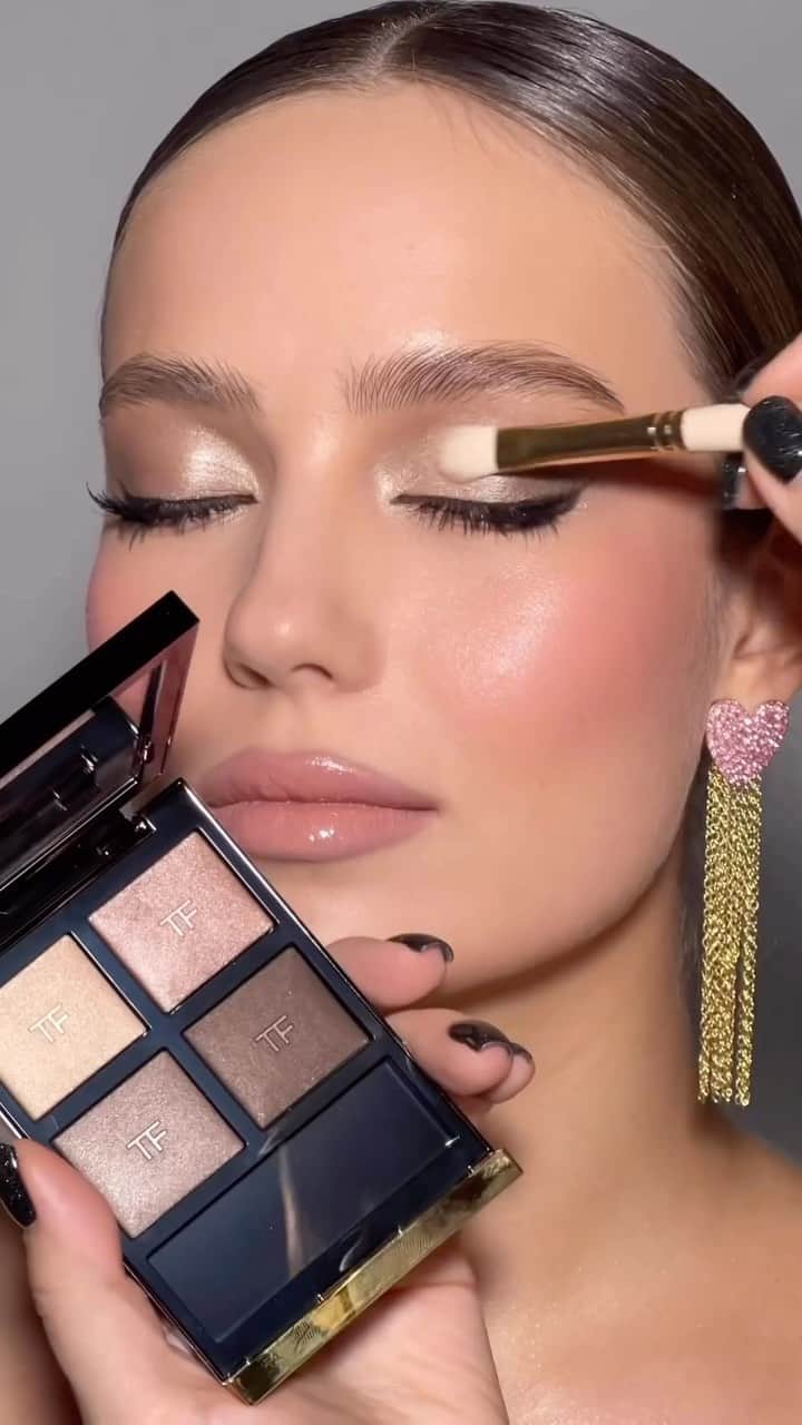 wakeupandmakeupのインスタグラム：「Holiday glam 🤩🥰• @tanyapos」
