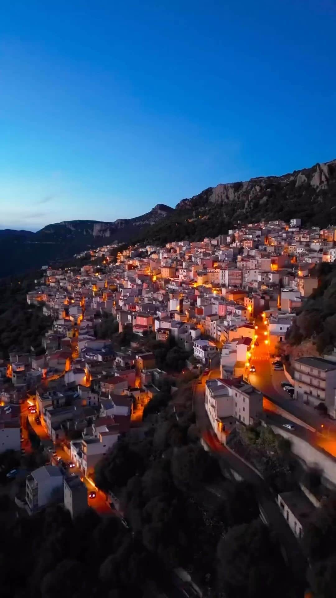 Instagramersのインスタグラム：「@igers_sardegna 😍📸🎥  C’è chi pensa al Natale e chi mente 🤣  Oggi il best of #ioscelg va a @fabio_fodrone con questo bellissimo video di Baunei tutto illuminato quasi come a simboleggiare un villaggio del presepe👏🏻👏🏻👏🏻  Ma quanto sono belle le luci dei paesini al calar del sole? . Ancora complimenti @fabio_fodrone il best oggi è tutto tuo 👏🏻👏🏻👏🏻  Selezione a cura di @antonellamarteddu92 . . . . . . #ogliastra #baunei #sardegna #sardinia #italia #portamiinsardegna #igersardegna #viaggioinitalia #viaggiarechepassione #siviaggiare #italysegreta #visitsardinia #italy_vacations #thegrandtouritaly #destinationitaly #instagramersitalia #raccontatisempre #ilmioritmolento #poetryofsimplethings #rincorrerelabellezza #italymagazine #living_italia #italianroamers #borghi #igerstube #igers」