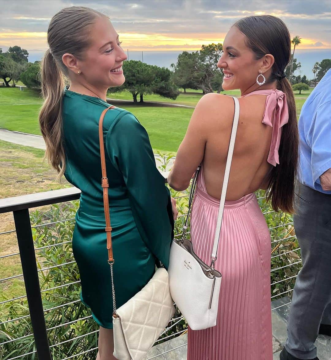 マギー・ニコルズのインスタグラム：「🤍💍✨  Congratulations to the Hardmans!」
