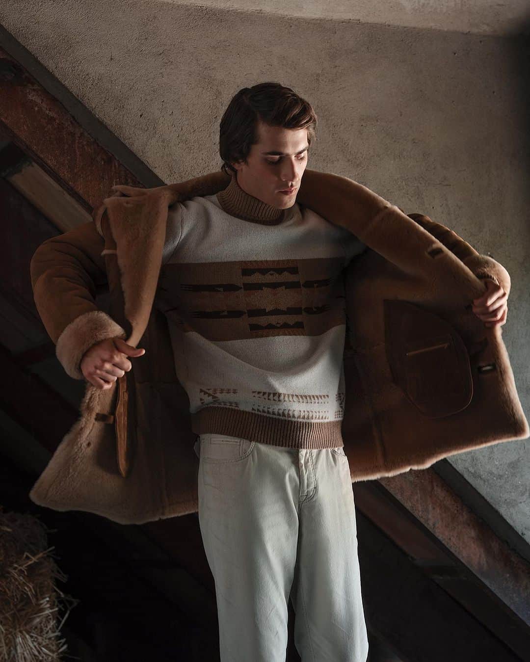 ポールスチュアートのインスタグラム：「There’s nothing better on a cold day than wrapping up in genuine shearling, and our new jacket has just arrived—ensuring that you’ll be warm and cozy throughout the winter season. Here, we’ve devised a few smart ways to style the jacket, from headwear to plush sweats, roll necks, and more winter essentials. But the shearling coat is always the centrepiece; an iconic, rakish coat that pairs with almost anything in your wardrobe.  Discover more from our newest collection now, through our website or by visiting our stores.」