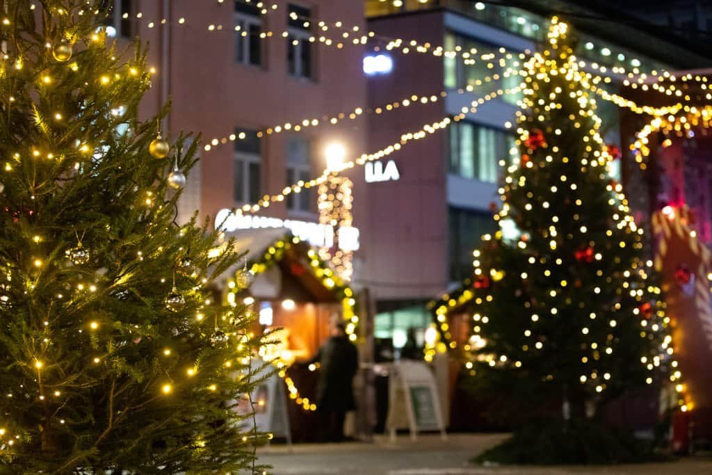 フィンランド政府観光局さんのインスタグラム写真 - (フィンランド政府観光局Instagram)「🌊オウルは、フィンランド西岸に1605年に制定された人口20万人ほどの街です。.フィンランド中央部にあるオウルは、しばしば北フィンランドへの玄関口と言われています。  ❄️クリスマスシーズン、オウルには必ずと言っていいほど雪が積もっているので、クリスマスマーケットの雰囲気も盛り上がります。  🎄街の中心にあるRotuaari（ロトゥアーリ）広場で開催されるTiernatori（ティエルナトリ）クリスマスマーケットは12月7日から22日までです。  📸Sanna Krook, @visitoulu  #visitfinland #ourfinland #visitfinlandjp #finland #北欧旅行 #travelgram #フィンランド #フィンランド政府観光局 #北欧 #travel #instatravel #travel #travelgram #travelling #traveler #旅したくなるフォト #旅行 #旅 #海外旅行 #travelphotography #旅行大好き #旅行好き #旅スタグラム #旅好き #ヨーロッパ旅行 #旅に出たい #トラベル #クリスマス #visitoulu」11月23日 5時50分 - visitfinlandjapan