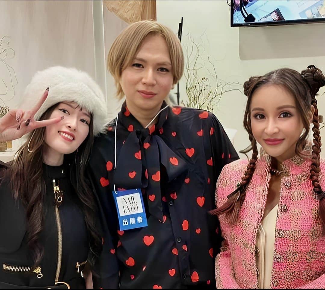 松田ようこのインスタグラム：「. . . nail EXPOは @tsuki_wonderland  つきぴのスクールとの合同忘年会に参加する 生徒さんの引率のために行ったんだけど 結局のところ引率してくれたのは つきぴと @rinatamu.0110  りなたむでした （ありがとうございました）  つきぴが紹介してくれた 今をときめく @akina___enoi  あきなちゃん♡  多くの方から支持を得ている そのカリスマ性に触れてきました♡」