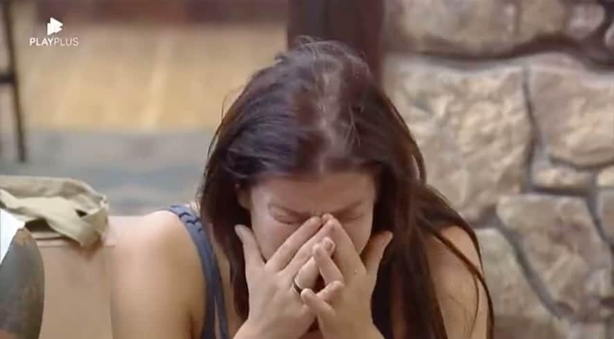 Hugo Glossのインスタグラム：「Fogo no feno real! 🔥 Espia só a reação dos peões e peoas de #AFazenda15 ao descobrirem sobre desistência de Lucas Souza. Jaqueline Grohalski não conseguiu conter o choro e Cezar Black ficou com semblante tenso... 😬 (🎥: Reprodução/Record TV)」