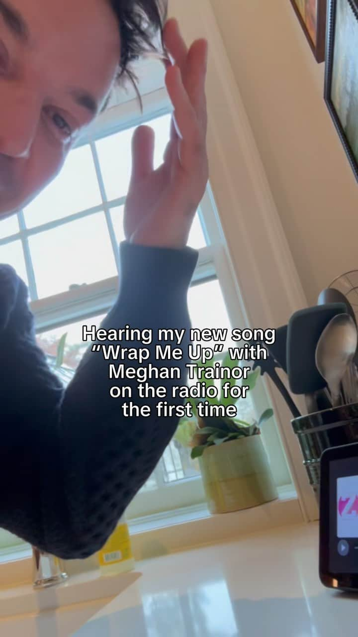 ジミー・ファロンのインスタグラム：「Thank you so much to everyone who’s been listening to “Wrap Me Up”!! I keep replaying this moment when I heard it on @iheartradio for the first time. Thank you thank you for listening and loving it!! 🎁 #WrapMeUp #christmas」