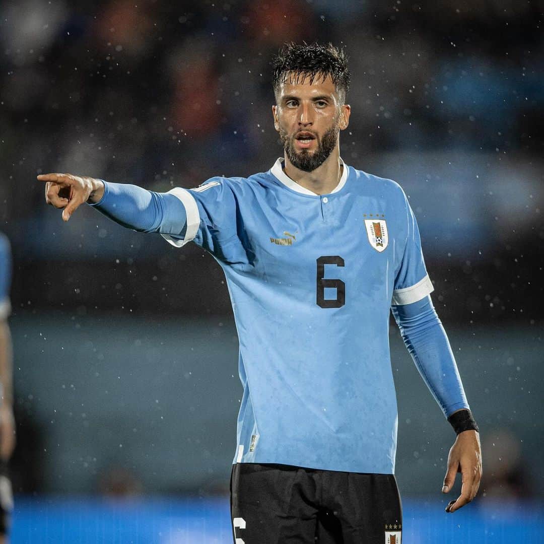 ロドリゴ・ベンタンクールさんのインスタグラム写真 - (ロドリゴ・ベンタンクールInstagram)「Ustedes, la selección y el centenario! El mejor escenario para volver después de tanto tiempo! 👨‍👩‍👧🇺🇾🏟️」11月23日 6時05分 - rodrigo_bentancur