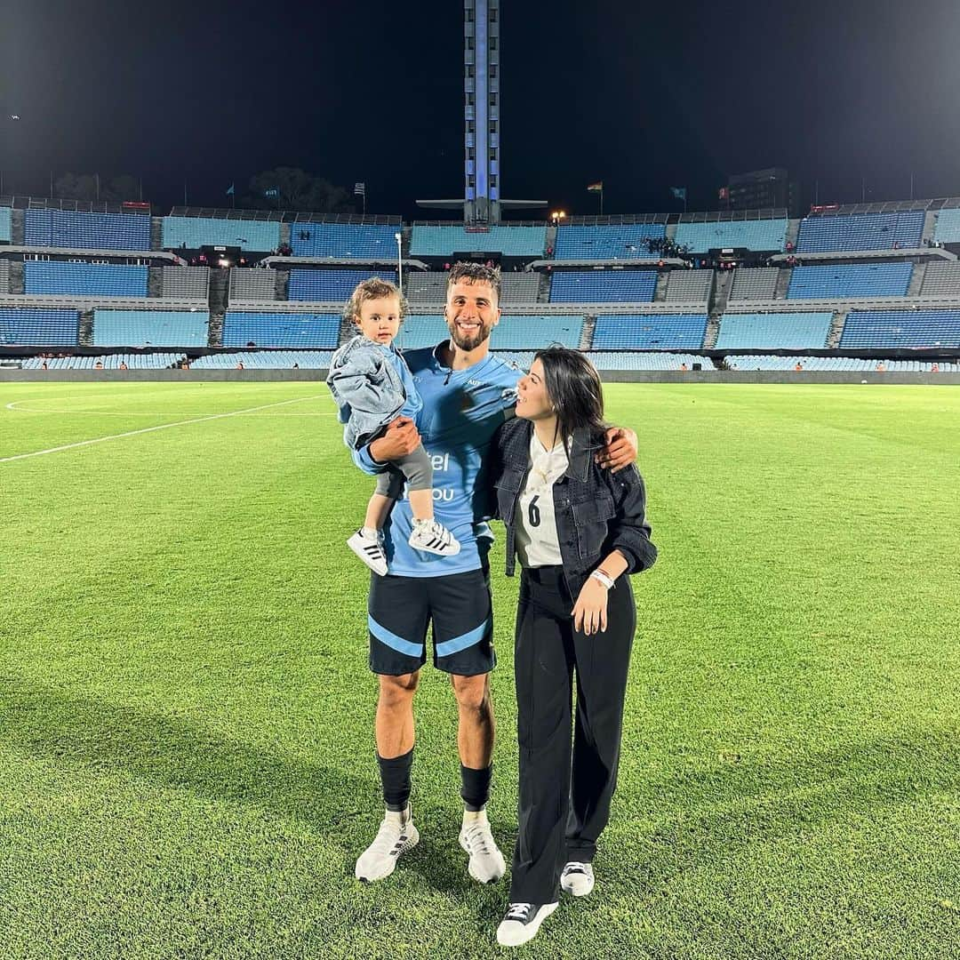 ロドリゴ・ベンタンクールのインスタグラム：「Ustedes, la selección y el centenario! El mejor escenario para volver después de tanto tiempo! 👨‍👩‍👧🇺🇾🏟️」