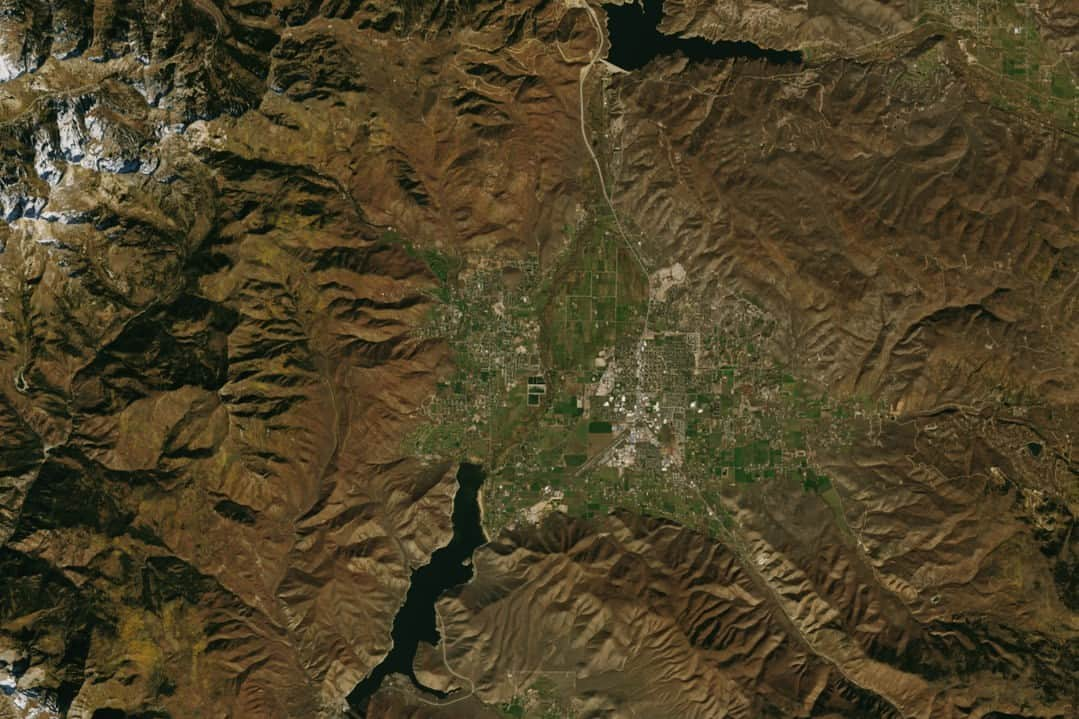 NASAのインスタグラム：「You know it’s fall when the leaves show off their carotenoid (yellow pigments) and anthocyanin (red pigments)! 🍁 🍂 Maples, oaks, and aspens in the Wasatch Back region of Utah showed off their autumn colors to get in the fall spirit.   Image 1 description: Satellite image of fall foliage in Utah. Heber City can be seen on the right. This Landsat image taken on September 25, shows the surrounding green and brown mountainous landscape is spotted with bright red.  Image 2 description: Satellite image of fall foliage in Utah. This Landsat image from October 19 shows the surrounding mountains are yellow and orange with fall leaves.」