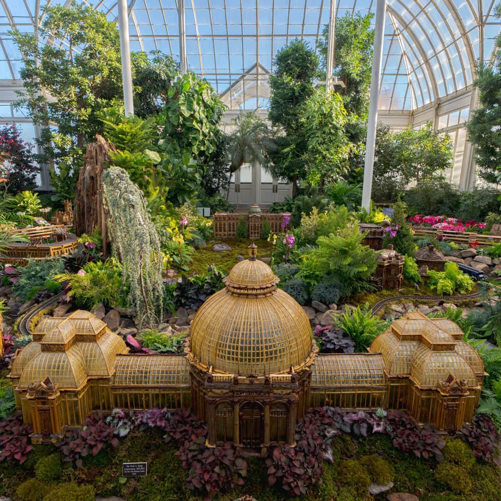 ニューヨーク植物園のインスタグラム：「The Garden is closed this Thursday, November 23, but we'll be open again on Friday and all throughout the weekend! 🦃   From all of us at NYBG, we wish you and yours a wonderful holiday, and we'll see you here at the Holiday Train Show as we ready for the beauty of winter to come. ❄️   #HTSNYBG」