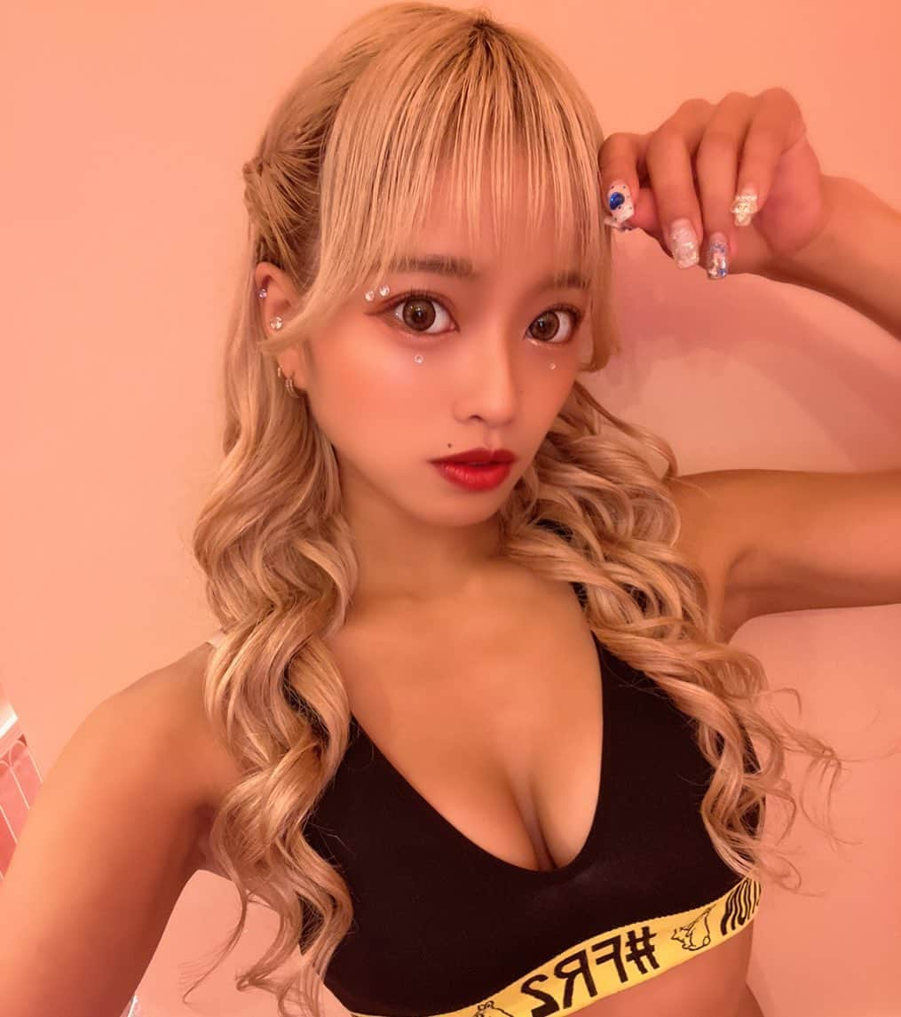 ラムのインスタグラム：「11/27.28.29はバーレスクTSにゲスト出演させていただきます🫶 去年もこの時期初TS行ってて、また同じ時期に行けるの嬉しい〜☺️ . . .  #burlesquetokyo #バーレスク東京  #六本木 #showgirl #showdancer  #blackflow #ちびっこギャング #金髪ロング #バーレスクts #名古屋 #錦三丁目 #ギャル　#平成ギャル  #롯폰기 #바레스크도쿄 #일본 #도쿄」