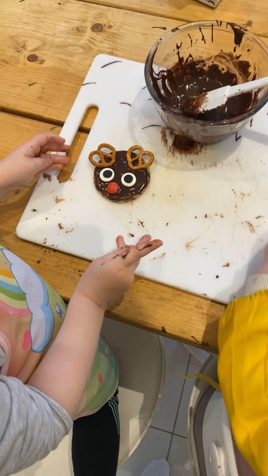 ローレン・ポープのインスタグラム：「Rich Tea Reindeers 🦌🎄🎅🏼  A really easy and super cute afternoon letting these two go wild with some chocolate icing and some Rich Tea biscuits! Not gonna lie the mess was REAL, who knew icing dried on skin like glue 😬 but they absolutely loved it ❤️  I was inspired by a recent blog post on @themumspace, I’ll link it on my stories for you!」