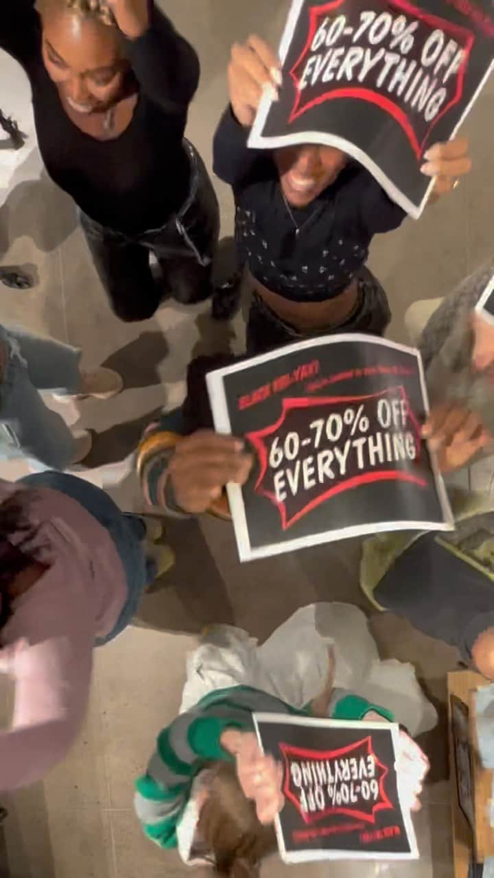 のインスタグラム：「Black Fri-YAY! is an understatement 🥳🥳🥳 Shop 60-70% off everything + $6.99 & up Super Big Deals! In stores & online NOW. Limited time only. Don’t miss out 🤑🎄🎁🎅❄️✨ #WearAero」