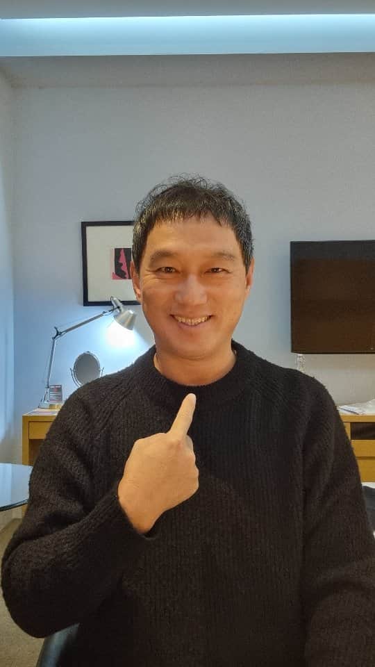 のインスタグラム：「아침긍정확언 723일째!  우리의 불행은 욕망과 능력의 불균형에서 비롯된다!  #고명환  #고명환글 #고명환낭독 #오디오북 #비디오북치열하게시리즈 #독서스타그램 #글쓰기 #인문학 #북스타그램 #책스타그램 #경제적자유 #아침긍정확언 #이책은돈버는법에관한이야기 #천일동지 #1000일동지 #천동 #나는어떻게삶의해답을찾는가」