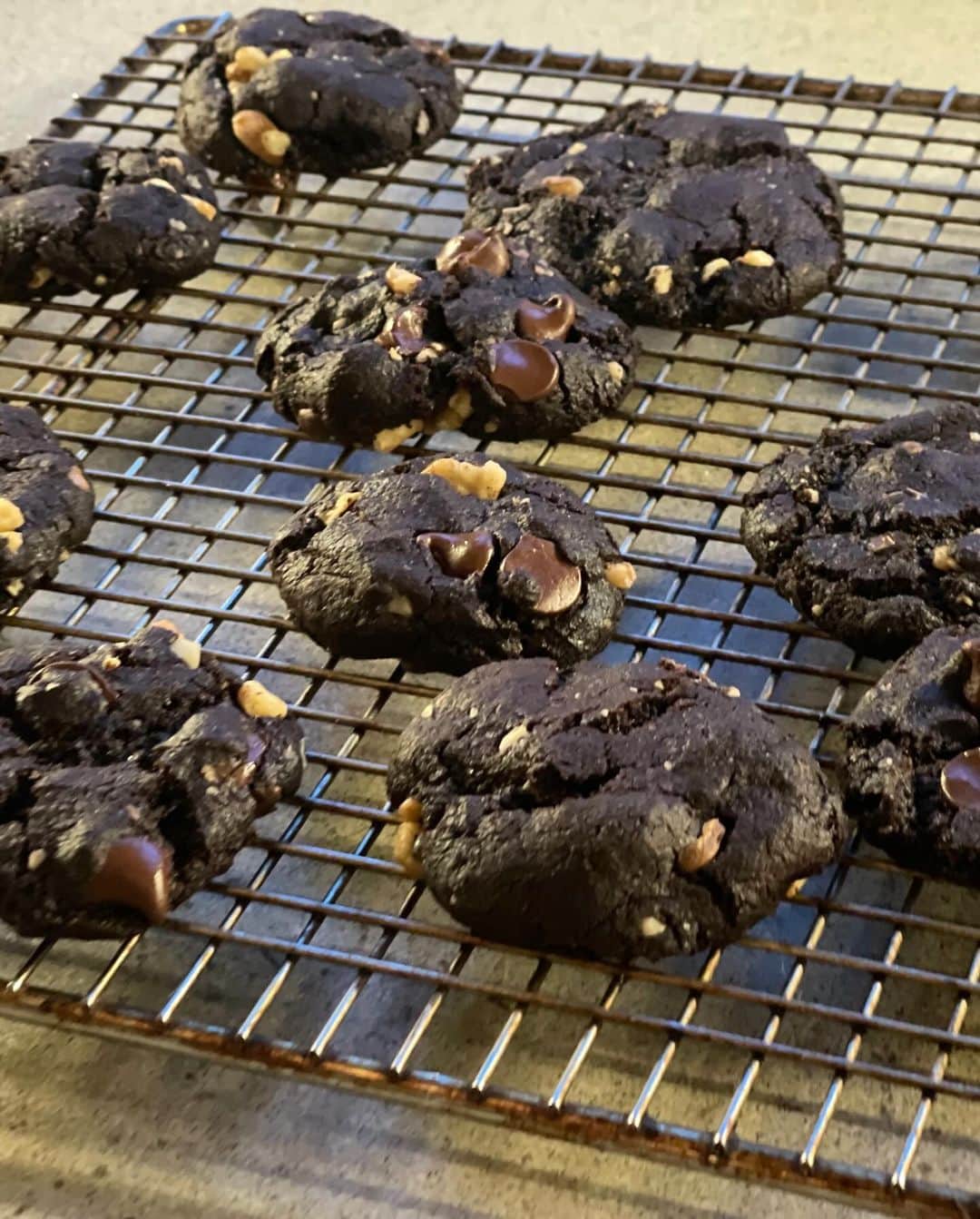 メイム・ビアリクさんのインスタグラム写真 - (メイム・ビアリクInstagram)「Couldn’t resist sharing some festive cooking posts. These first 2 photos are broccoli arancini from @Moby’s Little Pine cookbook, which I make with gluten-free Panko.  Next up are my veganized “Darrell’s ‘Forget-the-Cookies-Just-Give-Me-That-Batter’ Chocolate Chip Cookies” that I was in the process of making during yesterday’s Live with @jonathancohenofficial (head over to @bialikbreakdown if you missed it!). Shout out to my 1987 edition of KidsCooking: A Very Slightly Messy Manual from Klutz press (a pretty cool company) for the recipe.  INGREDIENTS: - 1/2 cup vegan butter -  1/2 cup brown sugar - 1/2 cup white sugar (yes, it’s a lot of sugar, but that’s why I only make them for the holidays 😬) - 1 tsp vanilla extract - 1 vegan egg replacement (I use Bob’s Mill egg replacer) - 1 1/8 cups flour (If I’m feeling frisky, I replace 3/4 cup of the flour with cocoa. That’s what I did with this recipe. 🤫 - 1/4 tsp salt - 1/2 tsp baking soda - 1 bag (6 oz) vegan chocolate chips - 1/2 cup walnuts - optional (sometimes I make them with pecans but this time I did it with walnuts)  INSTRUCTIONS: 1. In a small pan, melt the butter. While it’s hot, add both sugars. Stir, then let cool a bit. 2. While the butter mixture is cooling, mix the flour, baking soda, and salt in a mixing bowl. 3. In a separate small bowl, stir the egg replacer in with the vanilla and butter mixture. 4. Add the butter, egg replacer, and vanilla to the flour mixture in the mixing bowl. Stir again, then add chocolate chips and nuts if you want them. 5. Stir everything until it’s all mixed up well and put the bowl in the refrigerator to cool for about an hour. 6. Preheat the oven to 375 degrees F. 7. Roll the dough into walnut-sized balls, put them onto an ungreased baking sheet, and bake for 10 min. Allow to cool, and enjoy!」11月23日 6時40分 - missmayim