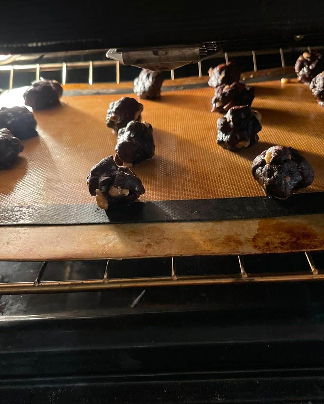 メイム・ビアリクさんのインスタグラム写真 - (メイム・ビアリクInstagram)「Couldn’t resist sharing some festive cooking posts. These first 2 photos are broccoli arancini from @Moby’s Little Pine cookbook, which I make with gluten-free Panko.  Next up are my veganized “Darrell’s ‘Forget-the-Cookies-Just-Give-Me-That-Batter’ Chocolate Chip Cookies” that I was in the process of making during yesterday’s Live with @jonathancohenofficial (head over to @bialikbreakdown if you missed it!). Shout out to my 1987 edition of KidsCooking: A Very Slightly Messy Manual from Klutz press (a pretty cool company) for the recipe.  INGREDIENTS: - 1/2 cup vegan butter -  1/2 cup brown sugar - 1/2 cup white sugar (yes, it’s a lot of sugar, but that’s why I only make them for the holidays 😬) - 1 tsp vanilla extract - 1 vegan egg replacement (I use Bob’s Mill egg replacer) - 1 1/8 cups flour (If I’m feeling frisky, I replace 3/4 cup of the flour with cocoa. That’s what I did with this recipe. 🤫 - 1/4 tsp salt - 1/2 tsp baking soda - 1 bag (6 oz) vegan chocolate chips - 1/2 cup walnuts - optional (sometimes I make them with pecans but this time I did it with walnuts)  INSTRUCTIONS: 1. In a small pan, melt the butter. While it’s hot, add both sugars. Stir, then let cool a bit. 2. While the butter mixture is cooling, mix the flour, baking soda, and salt in a mixing bowl. 3. In a separate small bowl, stir the egg replacer in with the vanilla and butter mixture. 4. Add the butter, egg replacer, and vanilla to the flour mixture in the mixing bowl. Stir again, then add chocolate chips and nuts if you want them. 5. Stir everything until it’s all mixed up well and put the bowl in the refrigerator to cool for about an hour. 6. Preheat the oven to 375 degrees F. 7. Roll the dough into walnut-sized balls, put them onto an ungreased baking sheet, and bake for 10 min. Allow to cool, and enjoy!」11月23日 6時40分 - missmayim