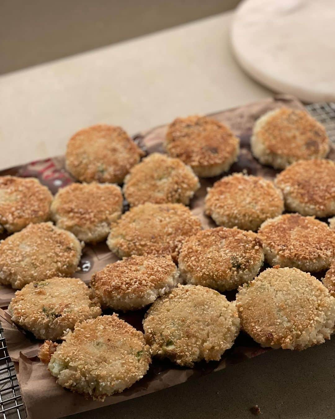 メイム・ビアリクのインスタグラム：「Couldn’t resist sharing some festive cooking posts. These first 2 photos are broccoli arancini from @Moby’s Little Pine cookbook, which I make with gluten-free Panko.  Next up are my veganized “Darrell’s ‘Forget-the-Cookies-Just-Give-Me-That-Batter’ Chocolate Chip Cookies” that I was in the process of making during yesterday’s Live with @jonathancohenofficial (head over to @bialikbreakdown if you missed it!). Shout out to my 1987 edition of KidsCooking: A Very Slightly Messy Manual from Klutz press (a pretty cool company) for the recipe.  INGREDIENTS: - 1/2 cup vegan butter -  1/2 cup brown sugar - 1/2 cup white sugar (yes, it’s a lot of sugar, but that’s why I only make them for the holidays 😬) - 1 tsp vanilla extract - 1 vegan egg replacement (I use Bob’s Mill egg replacer) - 1 1/8 cups flour (If I’m feeling frisky, I replace 3/4 cup of the flour with cocoa. That’s what I did with this recipe. 🤫 - 1/4 tsp salt - 1/2 tsp baking soda - 1 bag (6 oz) vegan chocolate chips - 1/2 cup walnuts - optional (sometimes I make them with pecans but this time I did it with walnuts)  INSTRUCTIONS: 1. In a small pan, melt the butter. While it’s hot, add both sugars. Stir, then let cool a bit. 2. While the butter mixture is cooling, mix the flour, baking soda, and salt in a mixing bowl. 3. In a separate small bowl, stir the egg replacer in with the vanilla and butter mixture. 4. Add the butter, egg replacer, and vanilla to the flour mixture in the mixing bowl. Stir again, then add chocolate chips and nuts if you want them. 5. Stir everything until it’s all mixed up well and put the bowl in the refrigerator to cool for about an hour. 6. Preheat the oven to 375 degrees F. 7. Roll the dough into walnut-sized balls, put them onto an ungreased baking sheet, and bake for 10 min. Allow to cool, and enjoy!」