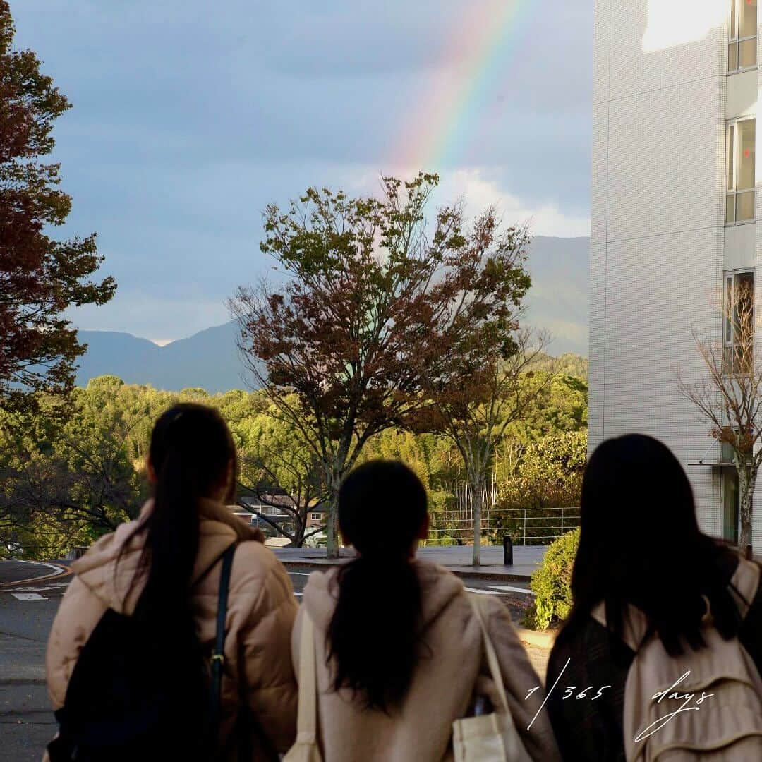 福岡女子短期大学のインスタグラム：「💠1／365Days  ▶︎▷▶︎▷スワイプしてください▶︎▷▶︎▷  先週撮影したスナップ写真をご紹介します。 この日は霧雨時々晴れだったので 1日に何度も虹が出てました🌈  表紙の写真は音楽科の皆さん 教職の授業後、疲れてキャンパス出たら こんな綺麗な虹が出迎えてくれました♪  来年春には社会に出ていく皆さん 福女短での1日1日が思い出に なってくれたら嬉しいです☺️  1年生も2年生もいつもキャンパス内で気軽に 撮影に応じてくれてさんありがとうございます😊 時々、キャンパス内で撮影してますので 撮っても大丈夫👌って時は 気軽に声をかけてください🍀  この投稿をご覧になって「いいね👍」「役に立った」と思われた方は、 @fukuoka_wjc をフォローをお願いします🥺 . ========[ お知らせ ]======== 福岡女子短期大学の資料（2024大学案内📕学生募集要項）を無料送付中です。プロフィールのリンクからお気軽に申し込みください🌟 ========================= . 子ども学科/健康栄養学科 音楽科/文化教養学科 . 福岡女子短期大学 住所：‪‪‪‪福岡県太宰府市五条四丁目16番‬1号‬‬‬ tel：‪‪‪092-922-4034‬‬‬（代表)  #福岡女子短期大学 #ストリートスナップ #虹が出た　#rainbow #rainbowsixsiege  #ダレカニミセタイケシキ  #イマソラ #写真好きな人と繋がりたい #アオハル　#放課後 #青春フォトグラフ」