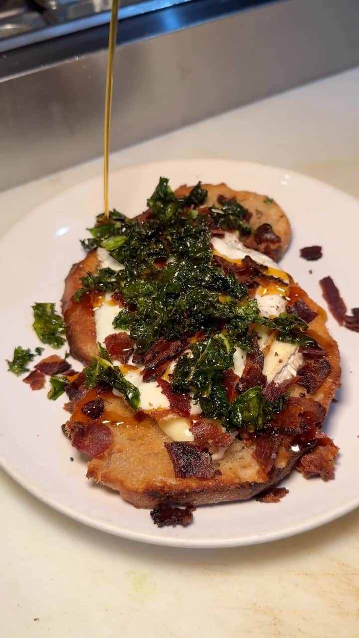 エッグショップのインスタグラム：「In the making of our delicious BRIE MY BABY! 🍳🧀💥 #EGGSHOPNYC  📍151 Elizabeth Street (Nolita) 📍138 N 8th (Williamsburg)」