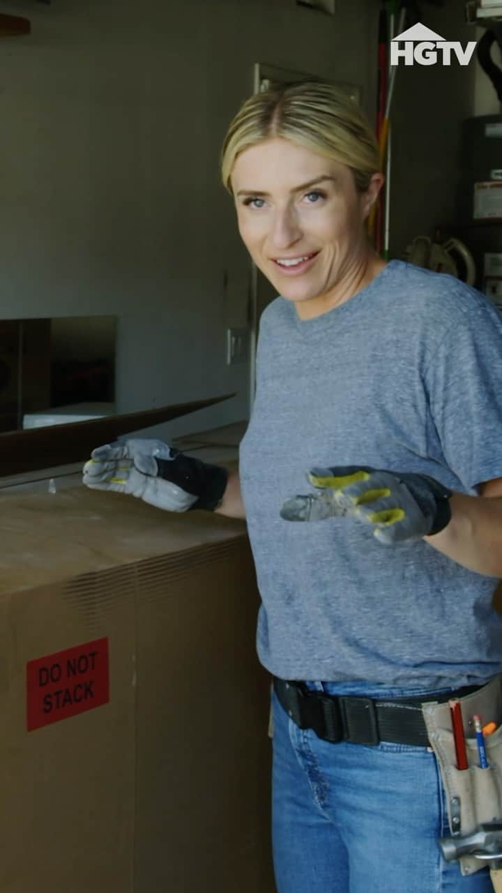 HGTVのインスタグラム：「Tonight on an all-new #HelpIWreckedMyHouse, @jasminerothofficial and team have only 8 weeks to create a dream space in a house that hasn’t had any major improvements in 20 years! Tune in at 9|8c to see if they can pull it off 🛠️🙏」