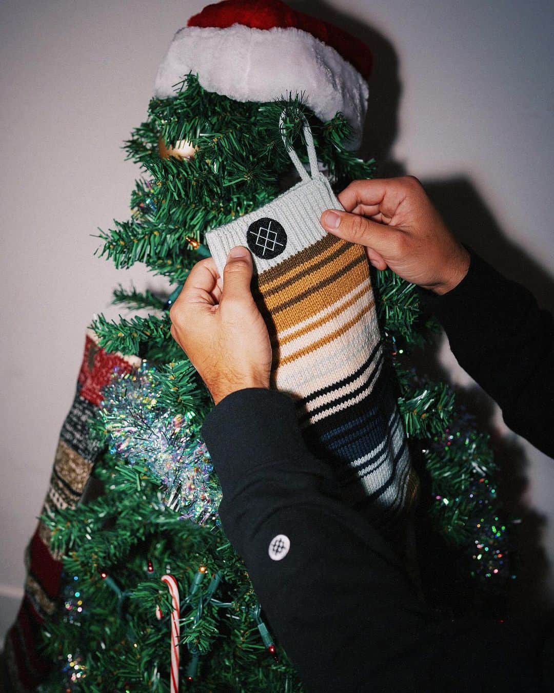Stanceさんのインスタグラム写真 - (StanceInstagram)「Ready for the holidays? 🎁🎅  Stock up on all things #stancesocks and jump on our Cyber Sale now! Up to 40% off site wide... link in bio. 🔗  #stitcheddifferent #giftideas #happyholidays   📷 @allyk.jpg」11月23日 6時46分 - stanceofficial