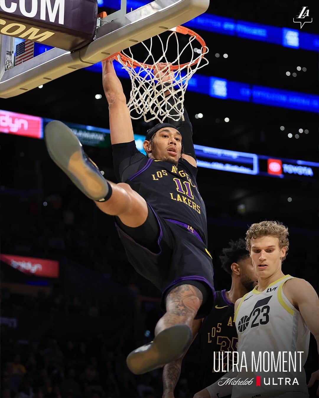 Los Angeles Lakersのインスタグラム：「You gotta love a no-look pass to a two-hand slam.   @michelobULTRA | #UltraMoment」