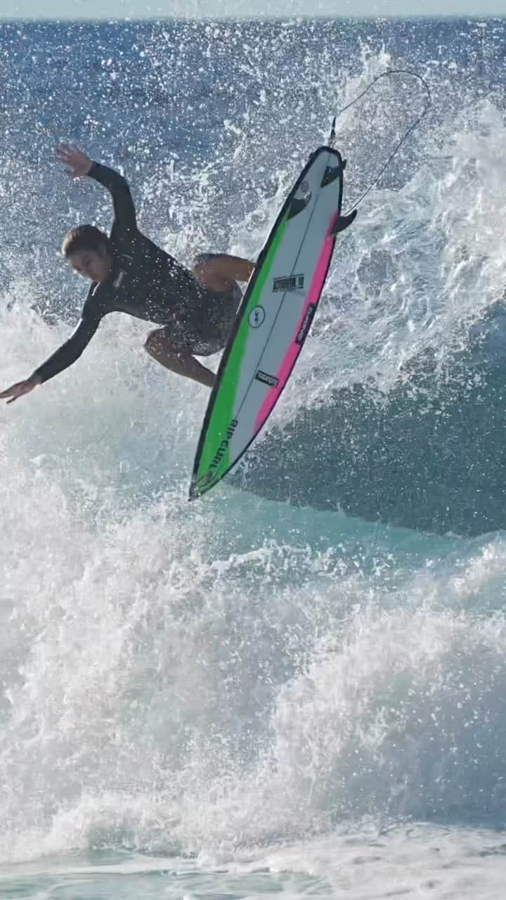 リップカールのインスタグラム：「Practice makes perfect.   @kaikushner working on that air game at Rockies... ⁠ ⁠ 📹 @riordanpringle⁠ ⁠ #RipCurl #KaiKushner #RockyPoint #Surfing」