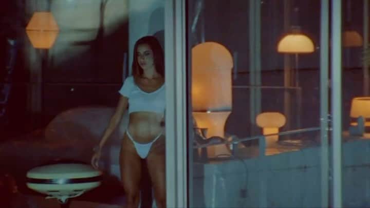Hugo Glossのインスタグラム：「O clima até esquentou depois dessa prévia BAPHO! 🔥 Marina Sena divulgou um pequeno spoiler do que vem aí no clipe de “Dano Sarrada”, o próximo single do álbum #VicioInerente. O vídeo completo será lançado amanhã (23), às 21h. É a onda de calor voltando, Brasil! (🎥: @amarinasena)」