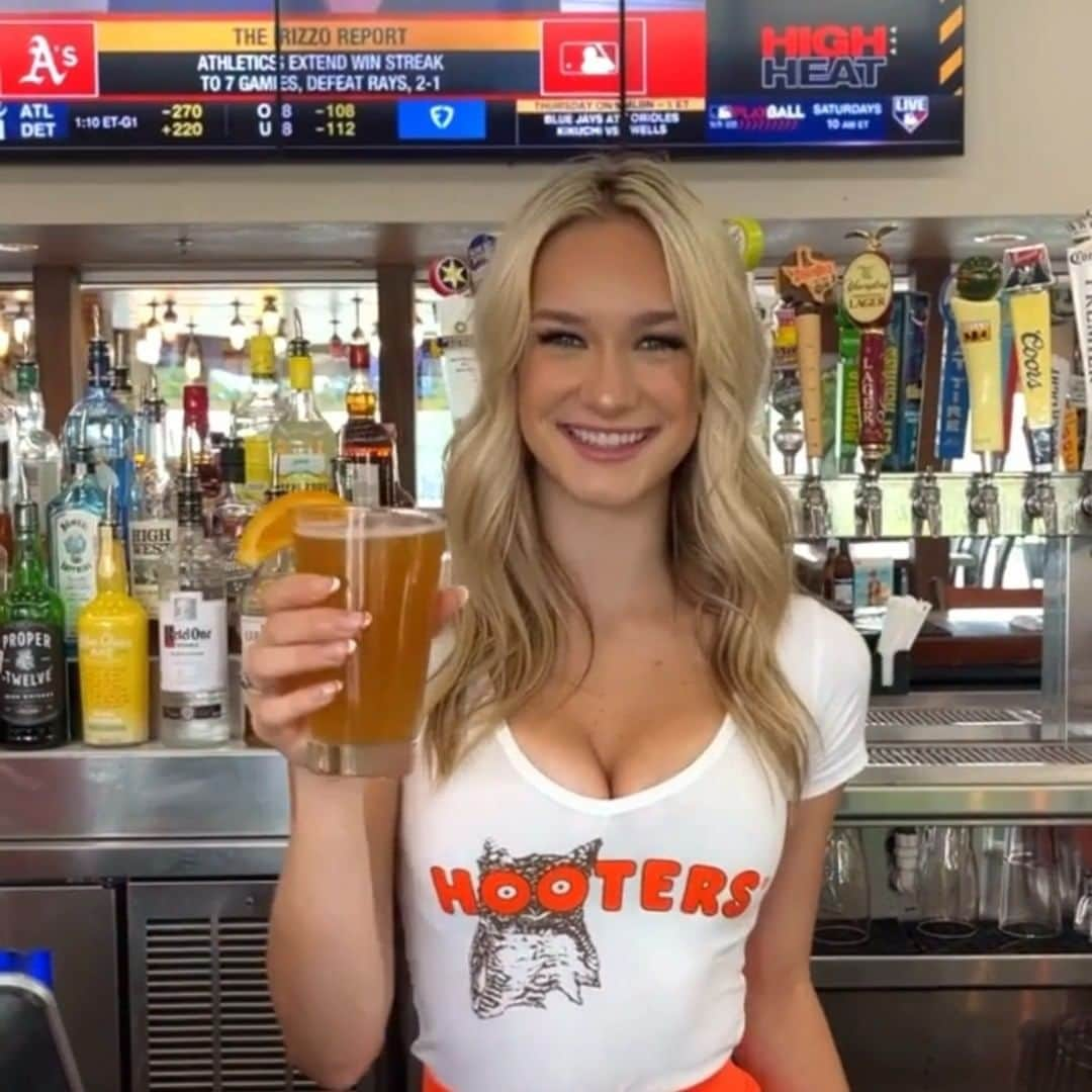 Hootersのインスタグラム：「Make Hooters your home for the holidays 🍻 We’ve got all the games, beer, wings and your hometown Hooters Girls.」