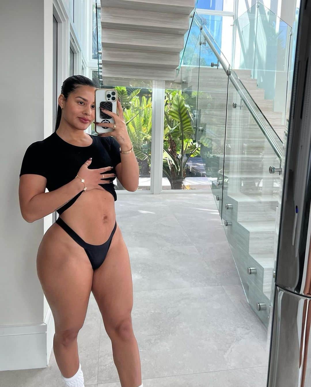 Katya Elise Henryのインスタグラム：「mirror pic cuz it’s been a while ;) 10 months postpartum after baby #2 feeling like HERRRR okay ✨😂 I swear ever since I stopped breastfeeding a few weeks ago my body is slowly understanding the assignment. We’re not in baby making mode anymore, we’re in bad bish mode. Everything is just coming back together nicely and I’m honestly so grateful 🙏🏽 hormones are so real. But some things I’ve been doing differently lately… 1) cut out gluten and dairy, guys the changes I’ve seen are 🤌🏽 2) added the stair stepper to my routine 3) starting taking ehplabs oxyshred before workouts *only a few times a week* which is a fat burner… (use code katya10 to save $) my fav flavor is raspberry kisses and I mix it with bubbly soda water and.. omg. you’re welcome. 4) caloric deficit now that I don’t breastfeed 5) following my @wbkfit programs bc duh! ps- programs are on sale rn for Black Friday 💅🏽 6) being patient with myself and dancing nakey in the mirror for self care purposes!!!!! highly recommend.」