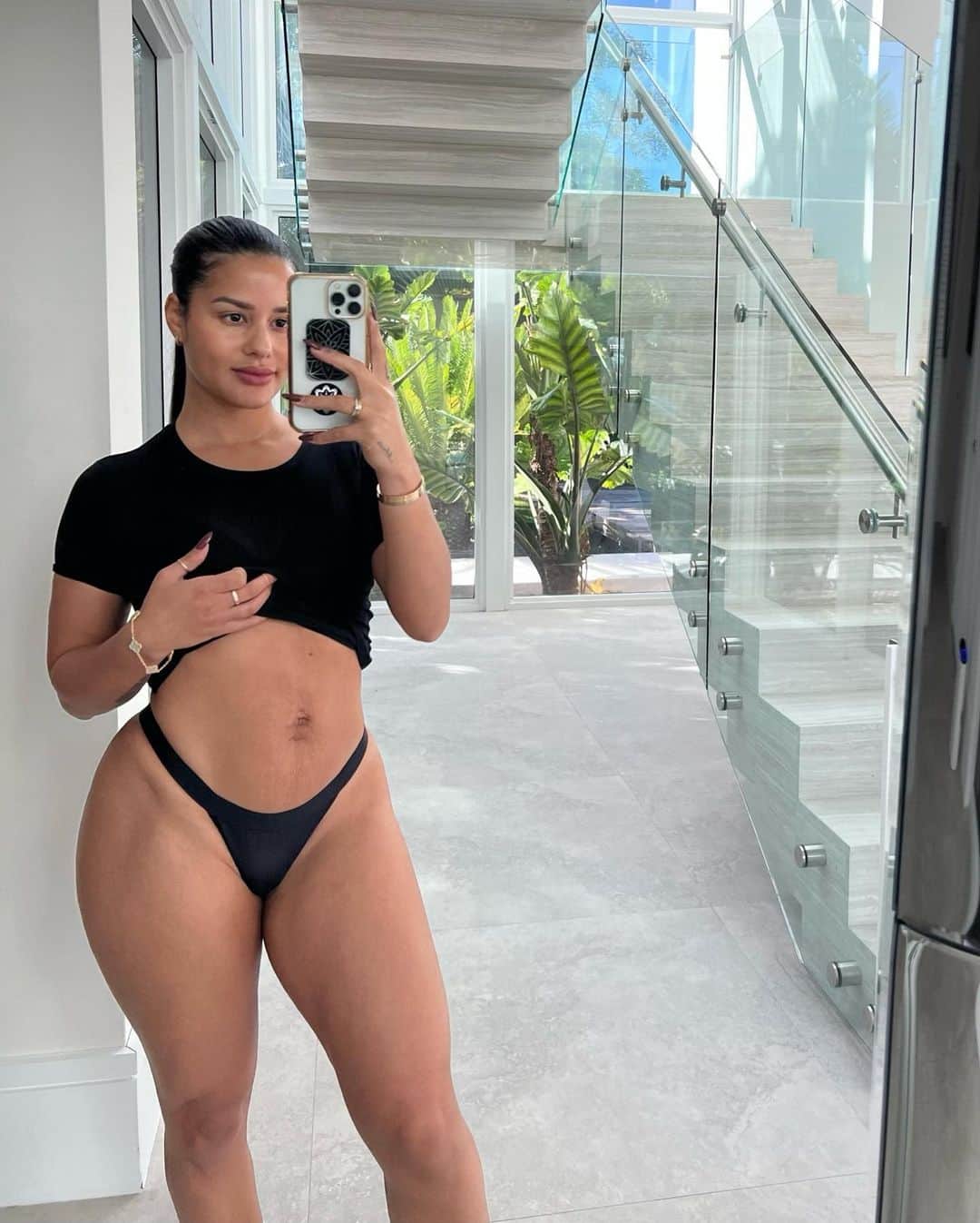 Katya Elise Henryさんのインスタグラム写真 - (Katya Elise HenryInstagram)「mirror pic cuz it’s been a while ;) 10 months postpartum after baby #2 feeling like HERRRR okay ✨😂 I swear ever since I stopped breastfeeding a few weeks ago my body is slowly understanding the assignment. We’re not in baby making mode anymore, we’re in bad bish mode. Everything is just coming back together nicely and I’m honestly so grateful 🙏🏽 hormones are so real. But some things I’ve been doing differently lately… 1) cut out gluten and dairy, guys the changes I’ve seen are 🤌🏽 2) added the stair stepper to my routine 3) starting taking ehplabs oxyshred before workouts *only a few times a week* which is a fat burner… (use code katya10 to save $) my fav flavor is raspberry kisses and I mix it with bubbly soda water and.. omg. you’re welcome. 4) caloric deficit now that I don’t breastfeed 5) following my @wbkfit programs bc duh! ps- programs are on sale rn for Black Friday 💅🏽 6) being patient with myself and dancing nakey in the mirror for self care purposes!!!!! highly recommend.」11月23日 7時10分 - katyaelisehenry