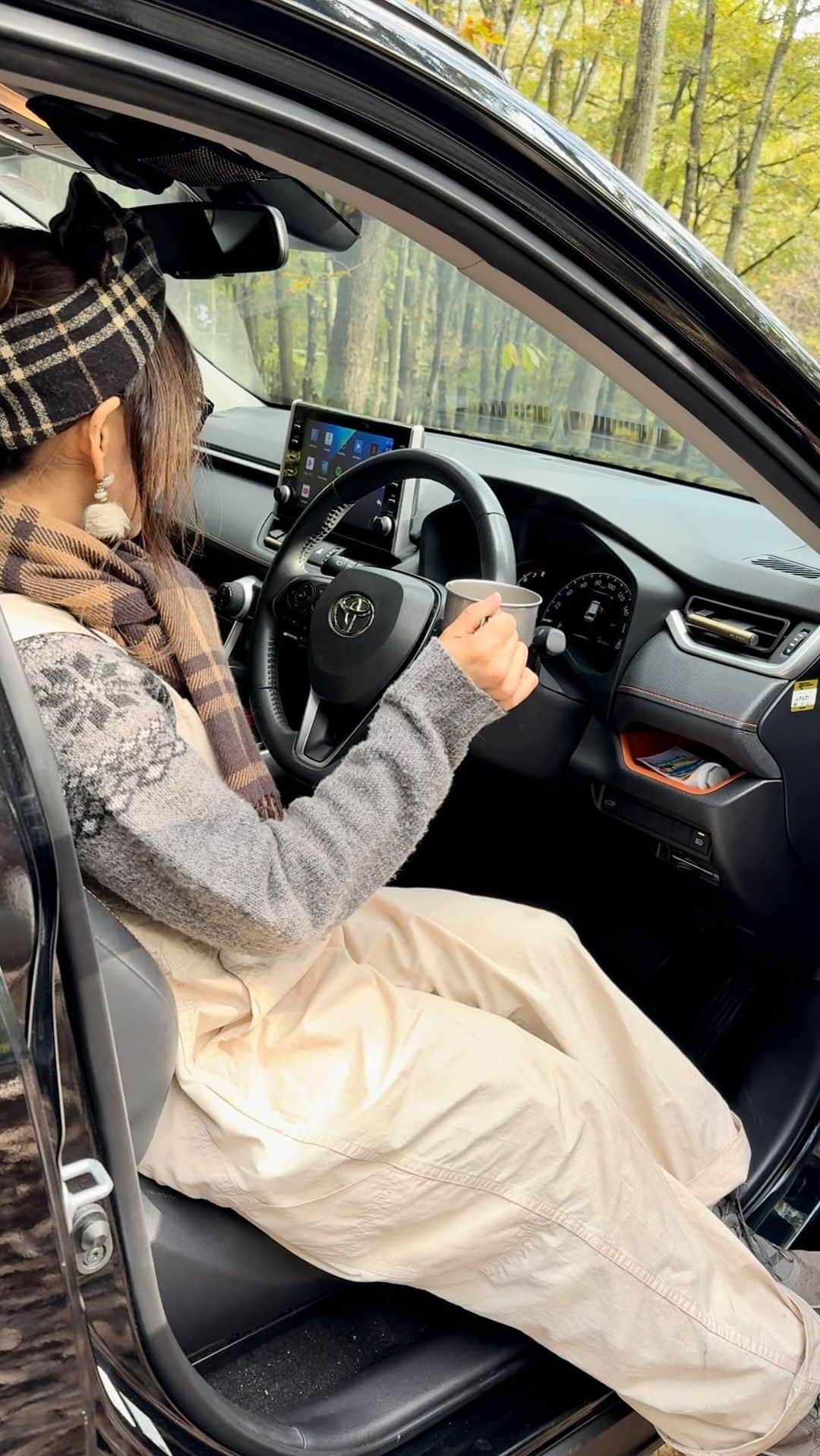 marikoのインスタグラム：「カーナビがスマホ画面になる‼️ 車中でスマホアプリを楽しむってゆうのを キャンプで体験してみたで😆   @ottocast_jp @ottocastofficial   YouTubeやNetflixなどのアプリケーションから、カーナビで動画が見れるし 接続方法がめっちゃ簡単😆👌   いろんなアプリや動画をダウンロードできて カーナビをAndroidタブレット化できるって すごくて感動🥹✨   キャンプやアウトドアのいろんなシーンに 使えて、大自然の中ゆったりした自分の時間を有意義に使えて楽しさ倍増しそうな感じやで🤍   @ottocast_jp @ottocastofficial   ★ Amazon ブラックフライデーにてなんと‼️20%OFFの期間限定セールを実施してるみたいだからぜひ✨  「Amazon ブラックフライデー」は11月24日(金)0:00～12月1日(金)23:59まで開催！ Amazonリンクはプロフィール欄から！     #ottocast #オットキャスト#PR #キャンプ#camp#outdoor#アウトドア #焚き火」