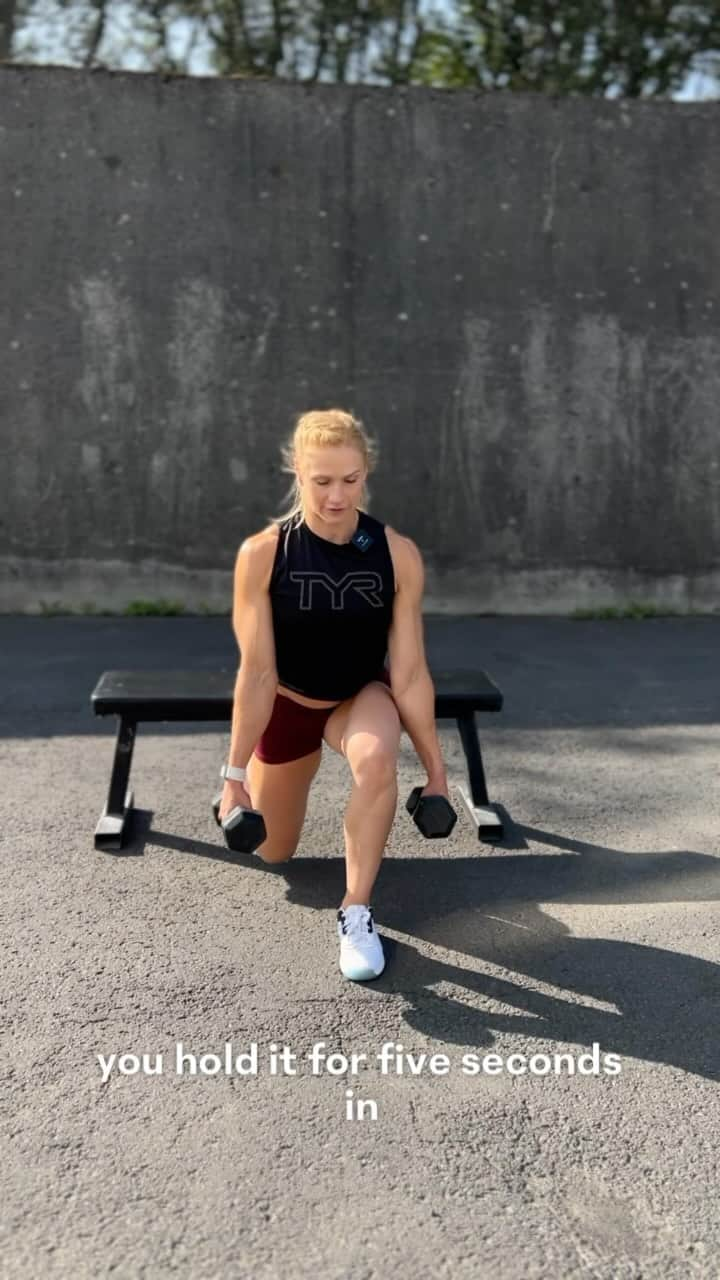 アニー・スラスドーターのインスタグラム：「One of my go to LEG AND GLUTE BURNER 🍑 🔥   Who doesn’t have a love hate relationship with Bulgarian split squats??   Here is one of my go to sets to finish on the good note 😅  3-4 rounds off  3x5-8 reps 5-8 sec hold,  drop weight and continue   #gobblewobble #turkeytrot #bulgariansplitsquats #legburner」