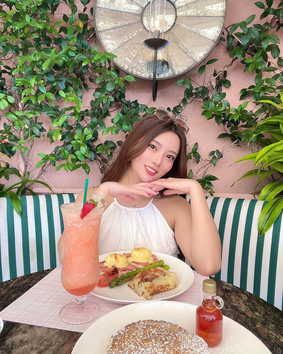 MiyakeKasumi のインスタグラム：「憧れのビバリーヒルズホテルで朝食🍞🍴🍳💕  ハリウッド女優達も朝食に来たりする有名なHOTEL🩷  ハリウッド女優が来るだけに値段もハリウッドだったわ笑笑  このふっつーのパンケーキとエッグベネディクトとスムージーで なんと2万円ほどでした、、、😵笑笑  恐ろしすぎた🤣  でも映え好きな私は行けて満足しました😤(そー思いたい笑)  皆さんも行く予定がある方は覚悟決めて行ってね🤣笑   #ビバリーヒルズホテル  #ロサンゼルス  #ロサンゼルス旅行  #ロス  #朝食 #la  #beverlyhillshotel  #losangeles  #breakfast  #hotel  #thebeverlyhillshotel」