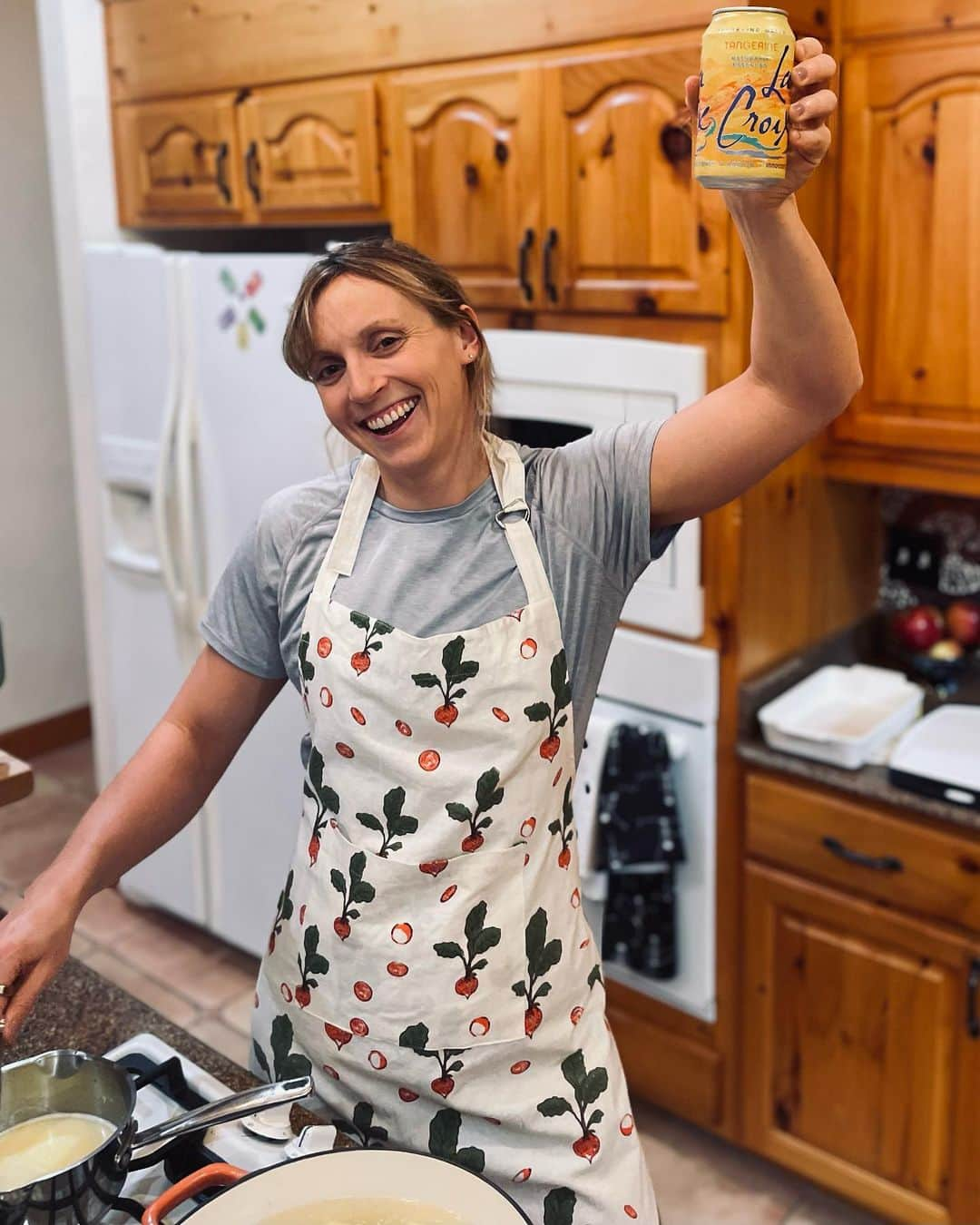 ケイティ・レデッキーのインスタグラム：「Sous-chef reporting to duty👩🏼‍🍳with a sparkle! ✨ Mashed potatoes coming right up as I enjoy my tangerine 🍊@lacroixwater 😌 Thankful for this family time 🙏🏼 #LiveLaCroix」