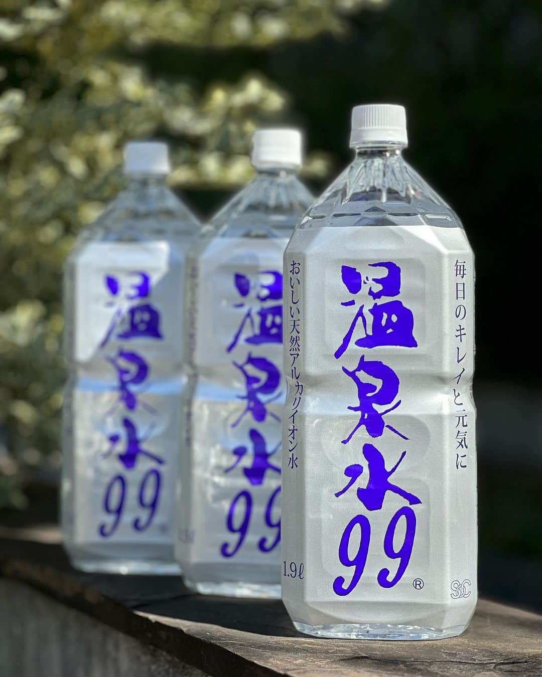 長谷川夕希子さんのインスタグラム写真 - (長谷川夕希子Instagram)「私、お水が大好き😘 とにかく一日中お水を たくさん飲んでる😌✨  単純に身体が欲しているというのも もちろんですが、 デトックス効果が高いから美容の観点からも推奨されてるよね👍  温泉水99（きゅーきゅー）@onsensui99 鹿児島県桜島の麓・垂水温泉から湧出する天然の飲めるアルカリ温泉水。  コレpH9.9の高いアルカリ性と硬度1.7の超軟水で甘くて美味しいの🥰 @onsensui99  そして、 温泉水99 @onsensui99 は さらに 浸透力が高く汗や尿といった老廃物を排出しやすい デトックス効果も🎶  お料理にも使いやすいお水だから、お米を炊いたりお味噌汁なんかにも私は使ってます🍚✨😋　  味がまろやかになる感じがして気に入ってます💗  #PR #温泉水99 #温泉水 #アルカリイオン水 #超軟水 #ミネラルウォーター #美容と健康 #onsensui99 #onsensui  #料理 #鹿児島垂水温泉 #サビにくい #油と混ざる水 #毎日のキレイと元気に #アラフォー美容 #アラフィフ美容 #美魔女 #大人美容 #美容家」11月23日 7時10分 - yukikogabby