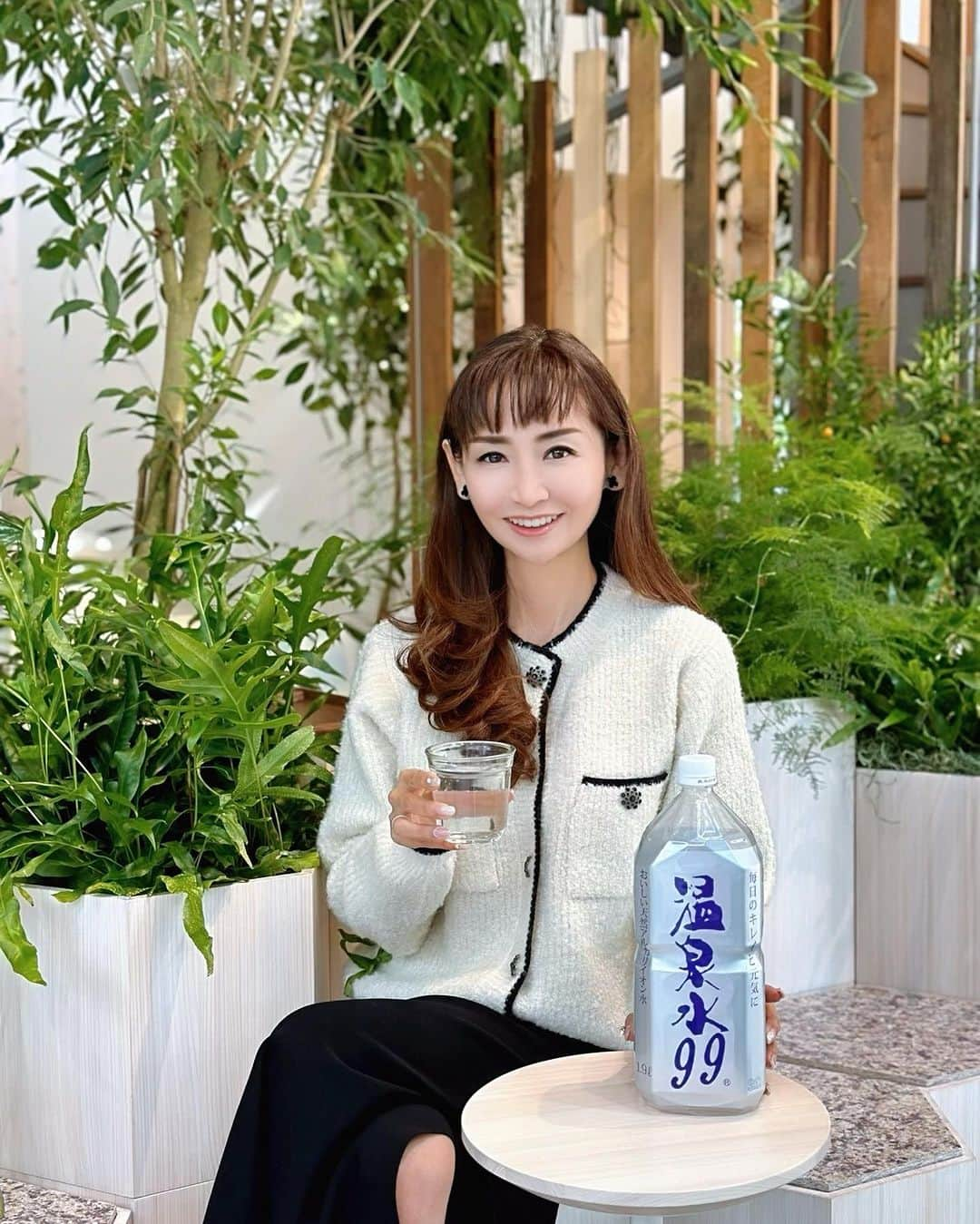 長谷川夕希子のインスタグラム：「私、お水が大好き😘 とにかく一日中お水を たくさん飲んでる😌✨  単純に身体が欲しているというのも もちろんですが、 デトックス効果が高いから美容の観点からも推奨されてるよね👍  温泉水99（きゅーきゅー）@onsensui99 鹿児島県桜島の麓・垂水温泉から湧出する天然の飲めるアルカリ温泉水。  コレpH9.9の高いアルカリ性と硬度1.7の超軟水で甘くて美味しいの🥰 @onsensui99  そして、 温泉水99 @onsensui99 は さらに 浸透力が高く汗や尿といった老廃物を排出しやすい デトックス効果も🎶  お料理にも使いやすいお水だから、お米を炊いたりお味噌汁なんかにも私は使ってます🍚✨😋　  味がまろやかになる感じがして気に入ってます💗  #PR #温泉水99 #温泉水 #アルカリイオン水 #超軟水 #ミネラルウォーター #美容と健康 #onsensui99 #onsensui  #料理 #鹿児島垂水温泉 #サビにくい #油と混ざる水 #毎日のキレイと元気に #アラフォー美容 #アラフィフ美容 #美魔女 #大人美容 #美容家」