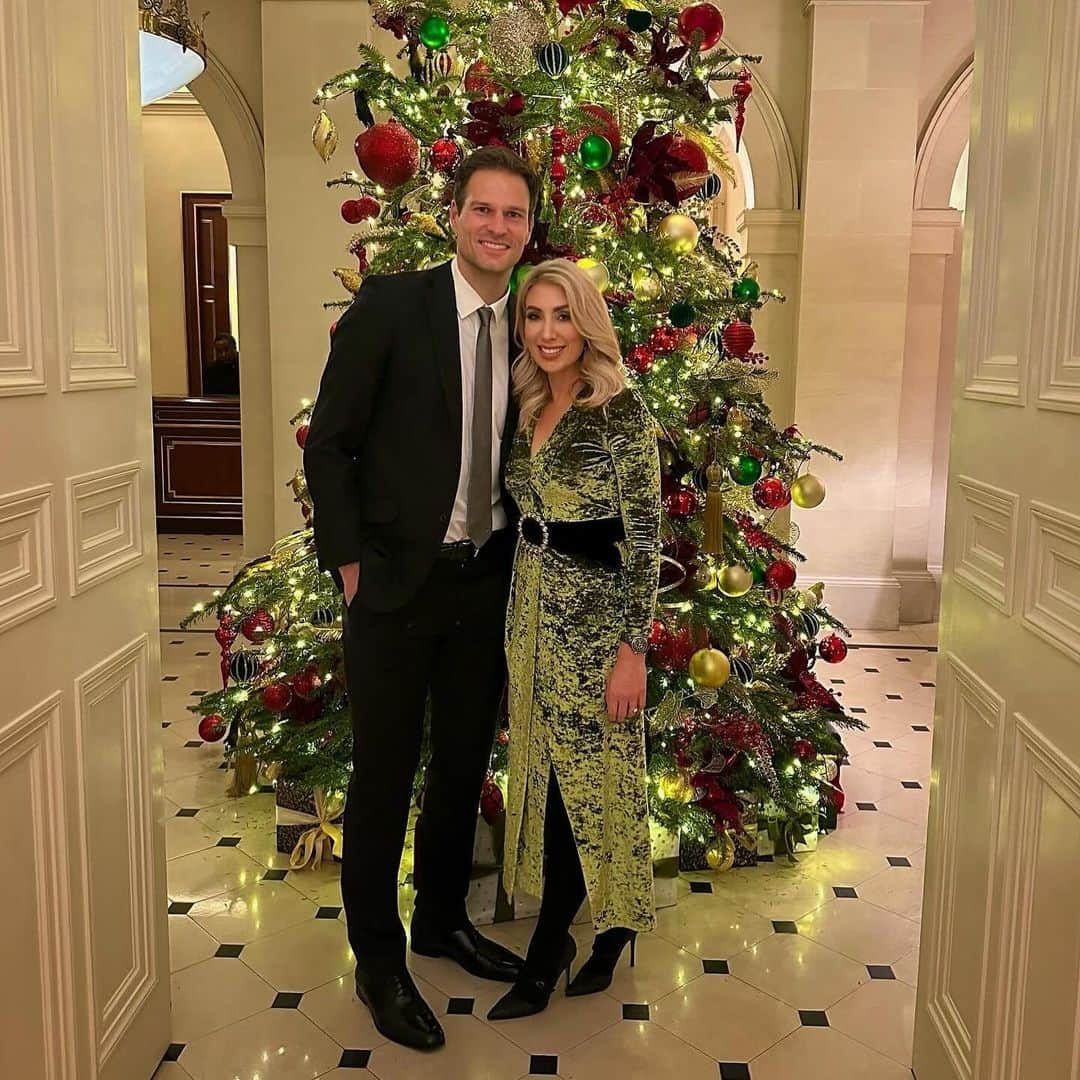 アスミル・ベゴヴィッチのインスタグラム：「A lovely evening in London with @nicollebegovic for a lovely charity dinner for @alderhey. The holiday season is certainly upon us.   #london #datenight #lanesborough #hydepark」