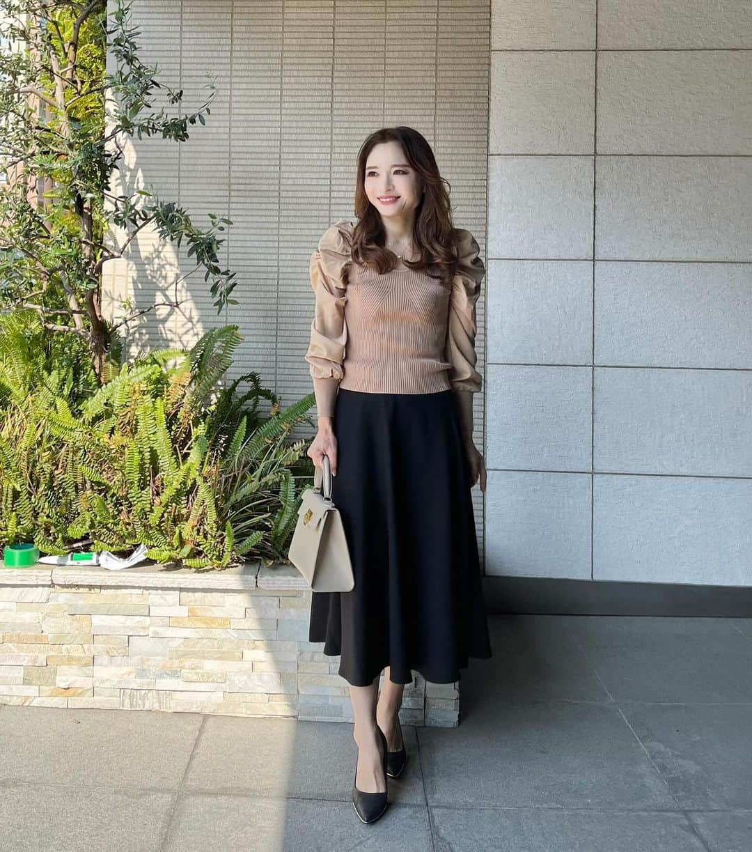 AriizumiEmaのインスタグラム：「先日のコーディネート。 フレアスカートって、やっぱり足捌きが楽だし、座った時も楽ですね🥹  #tops @saisondepapillon_official  #skirt  @dholic_official  #パンプス　@esperanza_official  #bag @carbotti_bags   ☑️トップス、バッグは楽天ルームに載せています。 ストーリーに楽天ルームのリンクを貼りました💕  #fashion#ootd#codinate#instafashion #コーディネート#アラフォー#アラサー#アラフィフ #大人コーデ #お仕事コーデ  #大人ファッション #大人可愛い #韓国ファッション#綺麗めコーデ#きれいめコーデ#カチューシャ#プチプラコーデ#50歳コーデ」