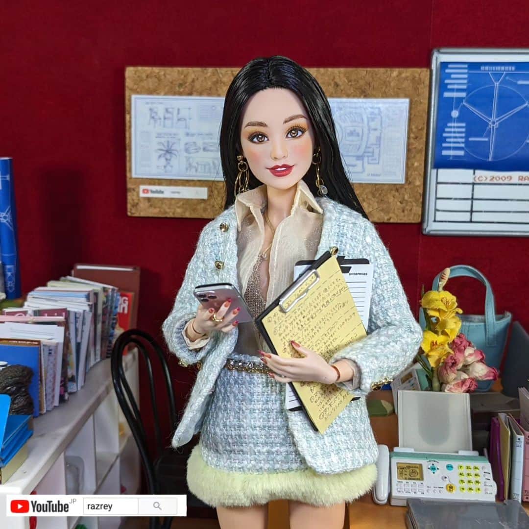 ラズリークロー（RAZREY CROW）のインスタグラム：「無意識でリアルになりすぎたかも✎檀蜜さん？おのののかさん？みたい？　久々にオフィス登場、ここはドールハウスの2階  #repaint #ooakbarbie #barbie #razrey」