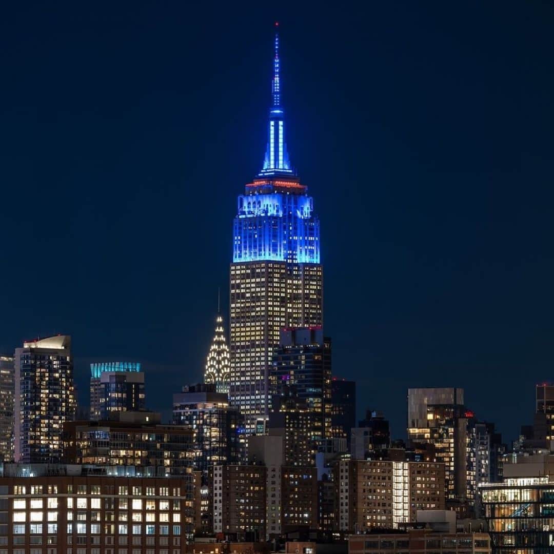 Empire State Buildingさんのインスタグラム写真 - (Empire State BuildingInstagram)「Shining in FOX Sports blue in partnership with @nflonfox in celebration of the network’s 30th Anniversary of NFL on FOX  📷: @dantvusa」11月23日 7時25分 - empirestatebldg