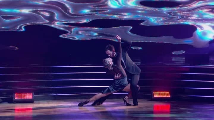 ジェイソン・ムラーズのインスタグラム：「It takes 2 to tango. But it takes a giant team to make it look this good.  Thank you @daniellakaragach for the choreo, the coaching, the calm, and the compassion. Thank you @pashapashkov for the guidance. Thanks to @raychewlive and his amazing band for bringing that @taylorswift banger to life. Thanks to the @dancingwiththestars creative design team for the graphics and pyro. Thanks to Stevie, Eric, Art, Howard and Garo for the fabulous fit. Thanks to the hair and make-up team! And mad props to all the pro dancers and competitors for the camaraderie and  encouragement. We give each other the love it takes to make it this far. And I’m so grateful to be on the receiving end of all of it. I already feel like a winner. But we still have a ways to go… I won’t give up. 😉」