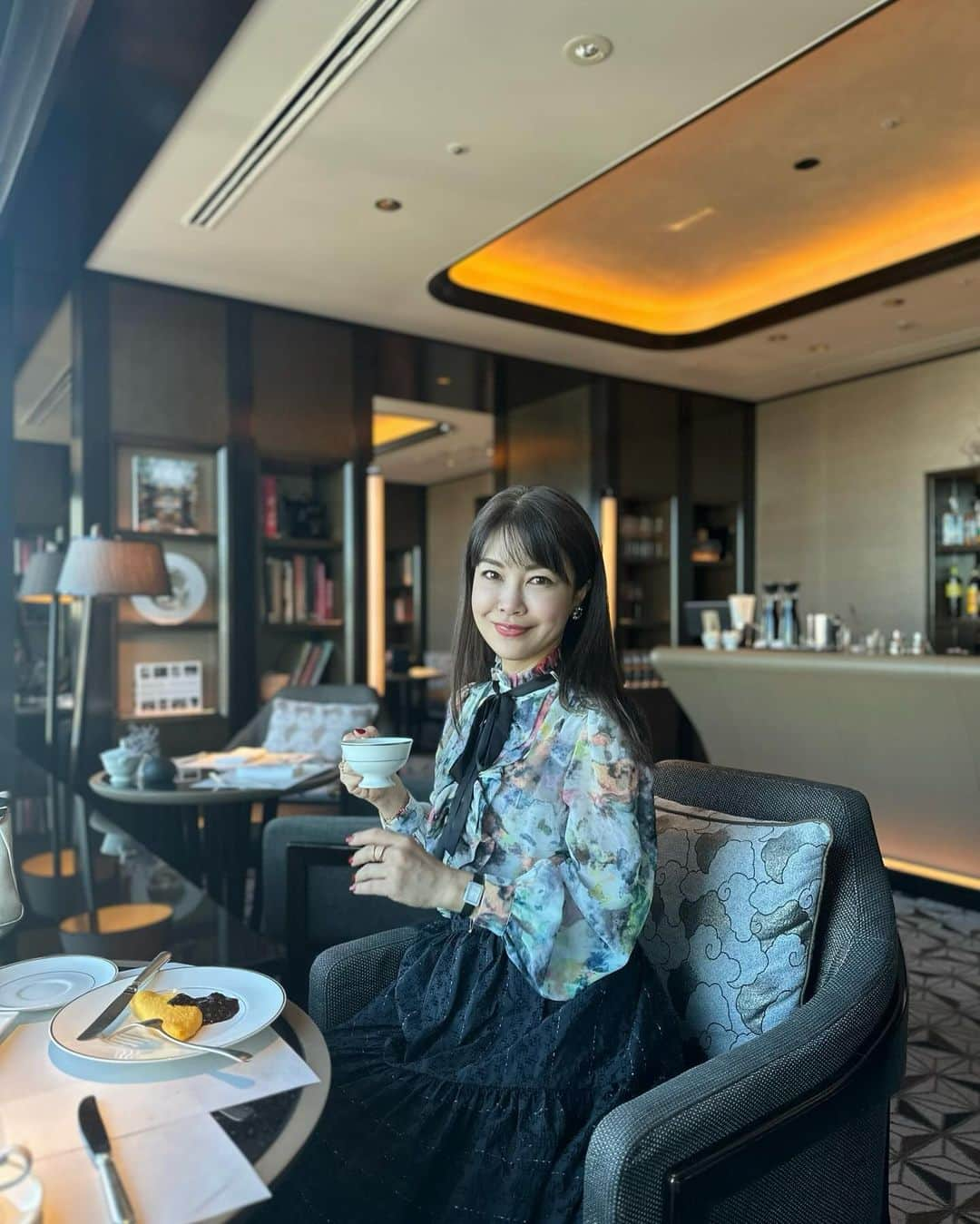 國分晴奈のインスタグラム：「❤︎ 先日の @ritzcarltontokyo 滞在。  ホテルのモーニングが大大大好きなので 必ず和・洋行っちゃいます😍  自宅では魚は焼かないので 朝イチで焼き鮭と明太子とお味噌汁が 何よりも贅沢✨  和食の後に頂いたクロワッサンと フルーツも美味しすぎて 朝からお腹いっぱいになりました✨  朝からモーニングに付き合ってくれた @mano.channel ありがとう♡♡  #リッツカールトン東京 #ホテルモーニング#ラグジュアリーホテル #ホテルステイ#ホテルラウンジ #ホテル女子会 #ホテル朝食」