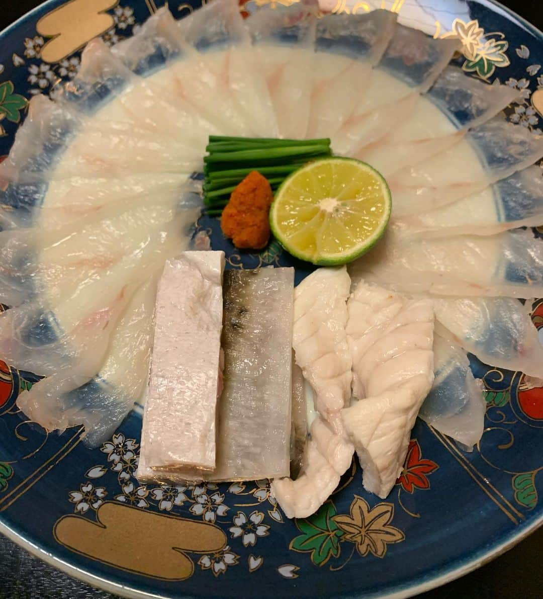 のインスタグラム：「久しぶりに美味い、てっさ食べました^_^美味かったなぁ！これからもっとフグ🐡美味しくなるなぁ！さあー今日も少し頑張ってきます^_^皆さん身体気をつけて。」