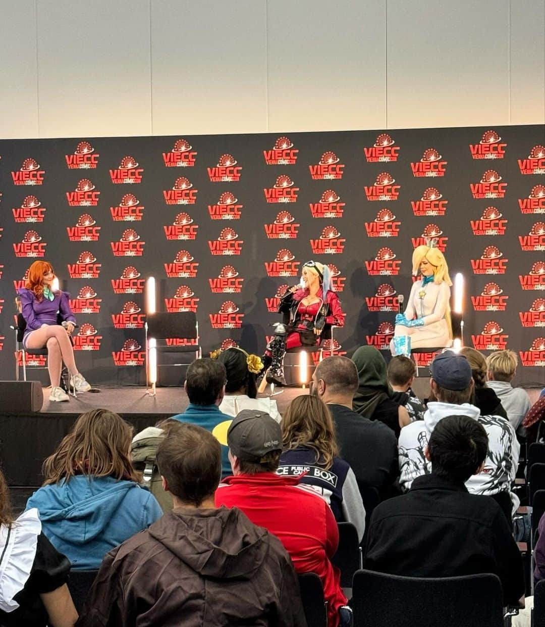 Nadya Antonさんのインスタグラム写真 - (Nadya AntonInstagram)「Vienna Comic Con 🇦🇹 It felt amazing to be back in beautiful Vienna, Austria.  Both the #VIECC show and everything around was so much fun. Lovely guests, the kindest friends and loooots of amazing food!   Thank you for having me and my little dog once again, help and additional activity during my time in Europe, can’t wait to come back for more Kaiserschmarrn!. ——————— Super contenta de regresar a la bella ciudad de Vienna, Austria. El evento y todo a su alrededor fue super divertido! Muchas gracias por haberme invitado a mi y a mi perrita una vez mas y haber planeado todas las actividades en mi estadia en europa. No puedo esperar a volver a comer Kaiserschmarrn!」11月23日 7時43分 - nadyasonika